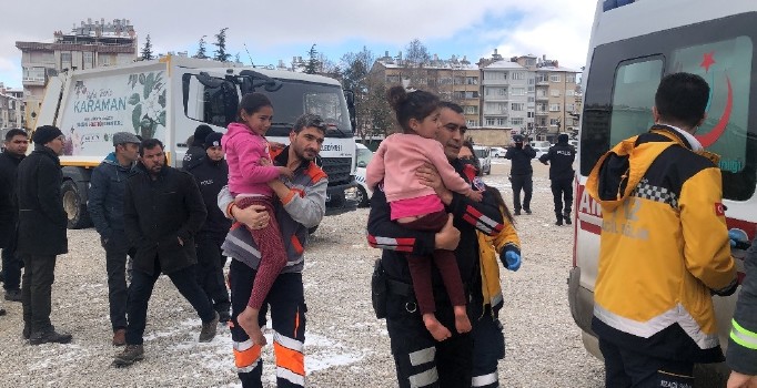 Minibüsün içinde yakılan piknik tüpü alev aldı, 6 kişilik aile ölümden döndü