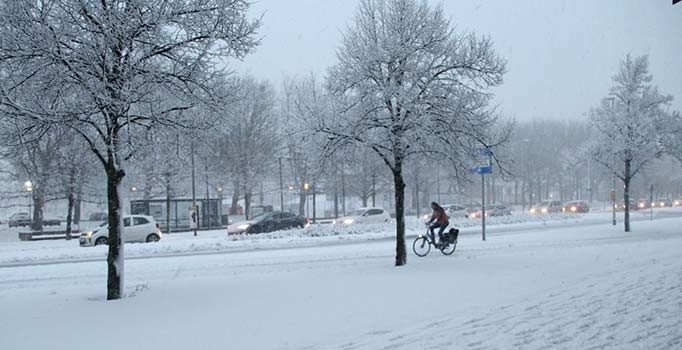 Avrupa futboluna kar engeli | Hollanda ve Belçika'da maçlar ertelendi