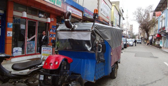 Motoru karavana çevirip, içine soba kurdu