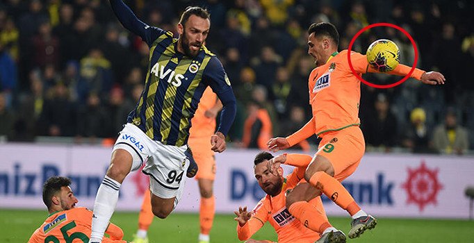 Fenerbahçe'nin penaltı beklediği pozisyonda hakem 'devam' dedi