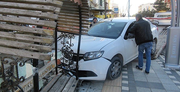 Bisikletliye vurmamak için otobüs durağına çarptı: 2 yaralı