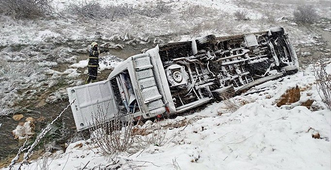 Engelli basketbolcuları taşıyan minibüs şarampole devrildi