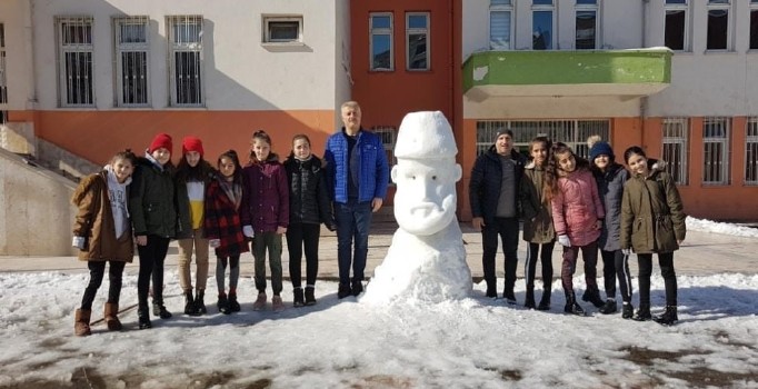 Sultan 2. Abdülhamit'in kardan büstünü yaptılar