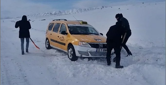 Araçla karda mahsur kalan 5 öğretmen kurtarıldı