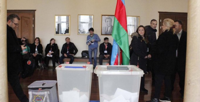 Azerbaycan’da resmi olmayan sonuçlara göre Aliyev’in partisi lider