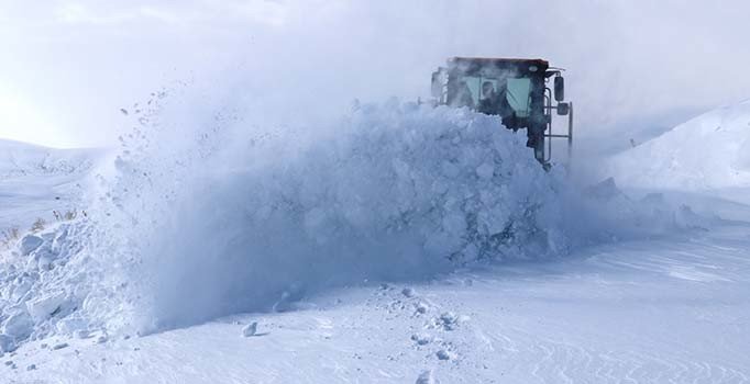 Son dakika! Van'ın Çatak-Pervari kara yoluna çığ düştü