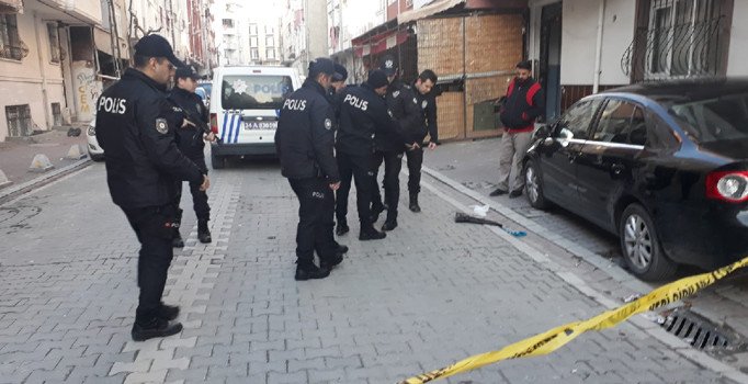 Esenyurt'ta sevgilisini vurdu; bir süre başında bekleyip kaçtı