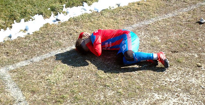 Stadyum dışından atılan taş futbolcuyu yaraladı