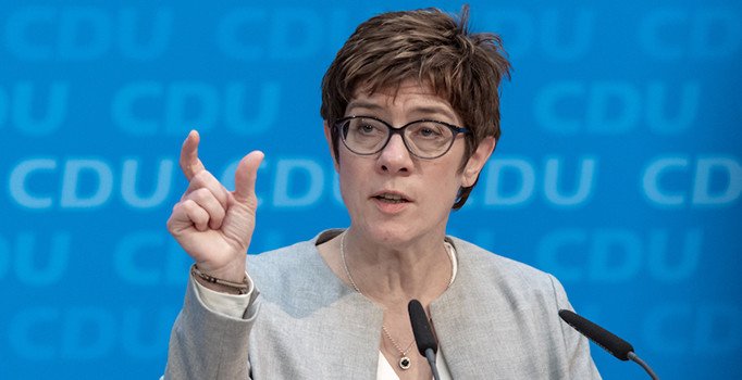 Almanya Başbakanı Merkel'in halefi Kramp-Karrenbauer istifa etti