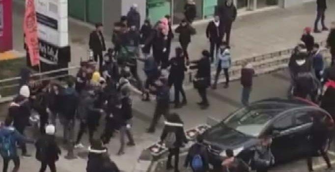 Sultanbeyli'de 50 liseli tekme tokat birbirine girdi