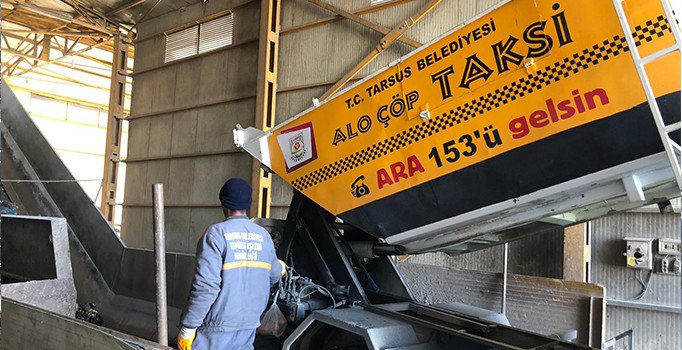 Tarsus'ta çöp ev Belediye ekipleri tarafından boşaltıldı