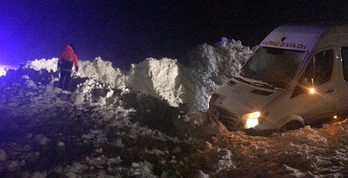 Gümüşhane'nin Zigana Dağı yolunda çığ düştü