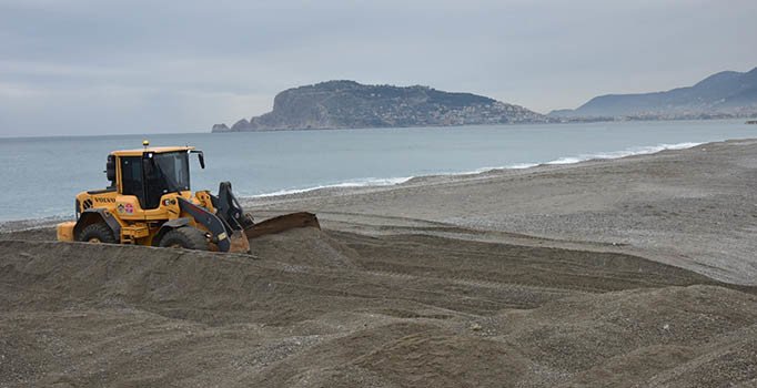Alanya Belediyesinden Dimçayı'nın sahil ağzında temizlik çalışması