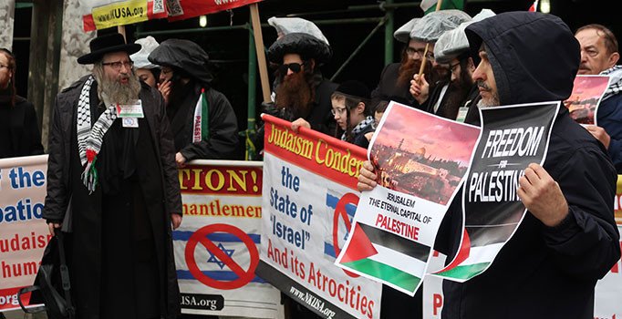 ABD'nin sözde barış planı BM binası önünde protesto edildi