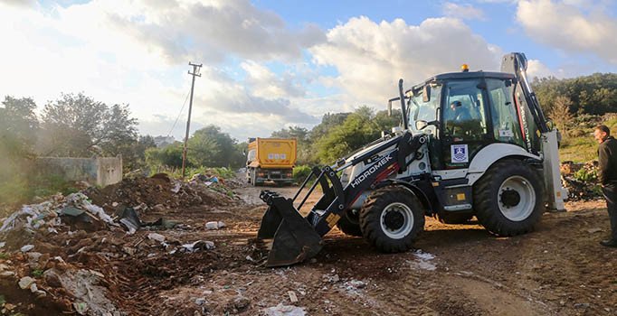 Bodrum'da Belediye ekipleri 23 kamyon hafriyatı temizledi