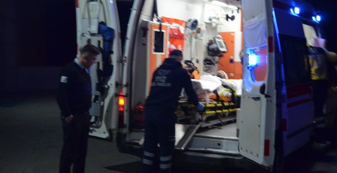 Alkollü şahıs evin ortasında kendini yaktı