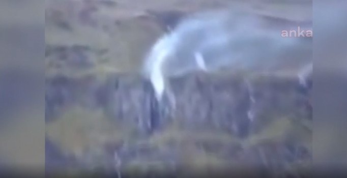 Şelale yukarı doğru aktı