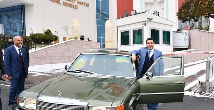 Bahçeli, Mercedes'ini Harran Belediye Başkanı Mahmut Özyavuz'a hediye etti