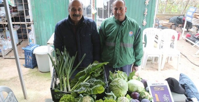Gönlünden üretiyor aşevine bağışlıyor