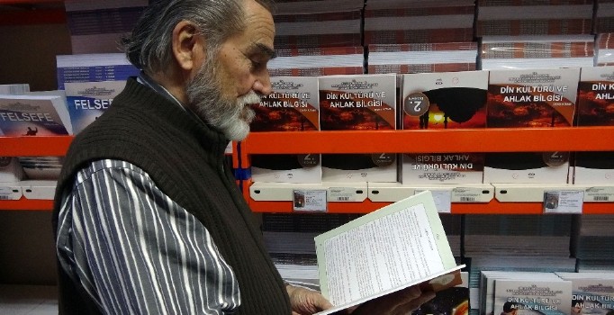 (Özel) 83 yaşındaki üniversite öğrencisinin okuma azmi hayran bıraktı