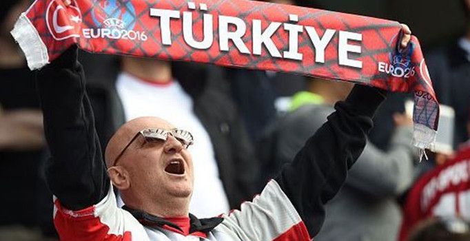 Türk taraftarlardan Fransa çıkarması