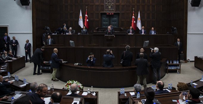 AK Parti grup toplantısında "yardım" çağrısı