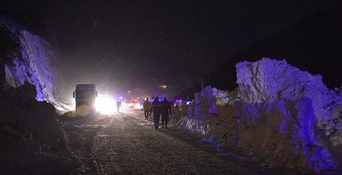 Çığ düşen Zigana Dağı geçişi yeniden ulaşıma açıldı