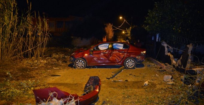 Kontrolden çıkan otomobil evin duvarını yıktı: 4 yaralı