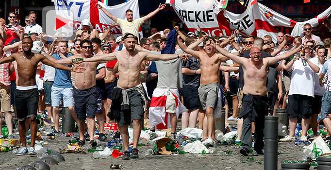 İngiliz ve Rus taraftarlar arasında kavga çıktı