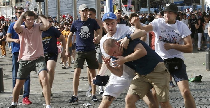 İngiliz ve Rus taraftarlar arasındaki kavga sürüyor