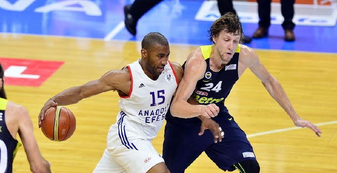 Anadolu Efes Fenerbahçe'yi yendi ve kupaya tutundu