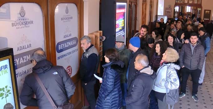 Yüzde 35'lik zam sonrası Büyükada'da Adakart kuyruğu