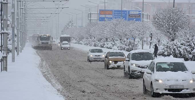 Malatya'da uçak seferlerine kar engeli
