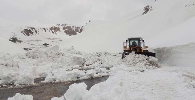 Hizan-Bahçesaray kara yolu çığ riskine karşı ulaşıma kapatılacak