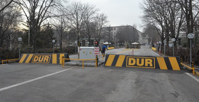 Meclis kapısında kendini yakmak istedi