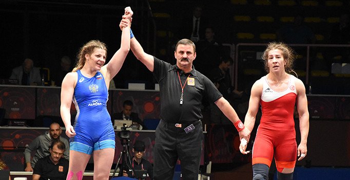 Milli güreşçi Yasemin Adar'dan gümüş madalya