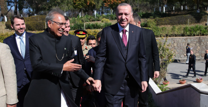 Erdoğan, Cuma namazını Pakistan Cumhurbaşkanı Arif Alvi ile kıldı