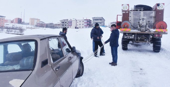 Yolda kalan vatandaşlara belediye başkanı yardım etti