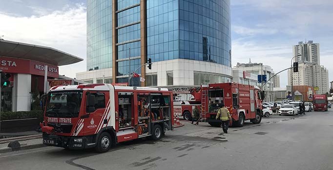 Maltepe'de 18 katlı iş merkezinde yangın! Çalışanlar tahliye edildi