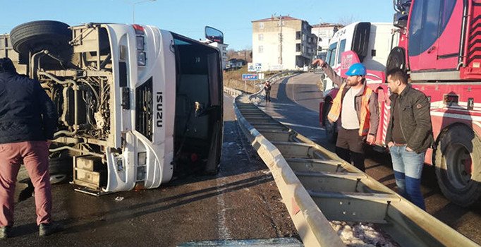 Ordu'da işçi servisi devrildi: 12 yaralı