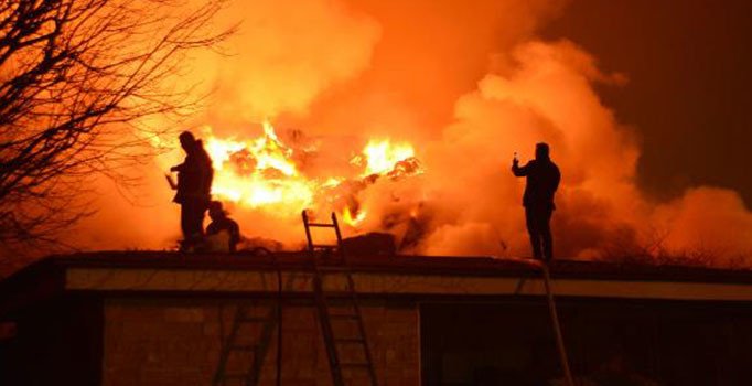 Son dakika... Adana pamuk yağı fabrikasında yangın! Saatlerdir söndürülemiyor