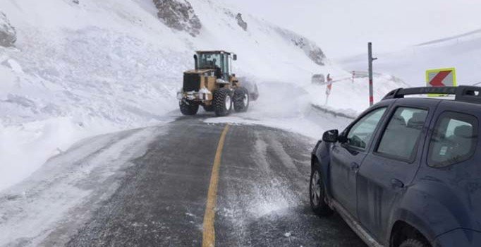 Şavşat-Ardahan yoluna 2 çığ düştü