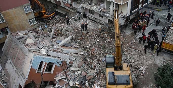 Bahçelievler'de çöken binanın enkazı kaldırıldı