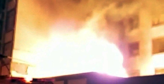 Trafoda çıkan yangın mahalleyi karanlığa gömdü