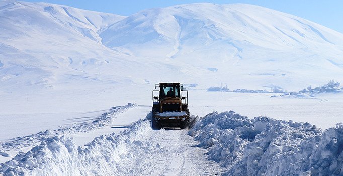 Ağrı'da 30 bin kilometre karlı yol ulaşıma açıldı