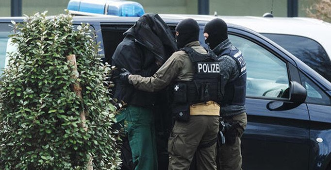 Almanya'da camiye silahlı saldırı planlayan ırkçı örgüt çökertildi