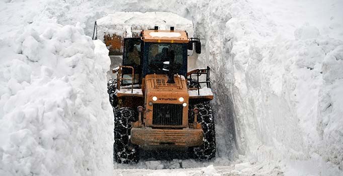 Gümüşhane'de 7 kez çığ düşen köy yolu açıldı