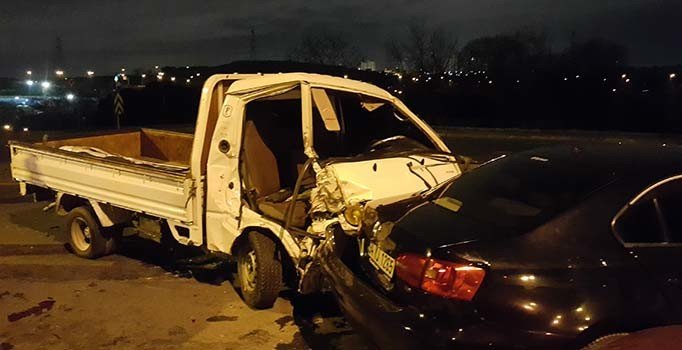 Son dakika! Bayrampaşa'da kamyonet 7 araca çarptı, 3 kişi yaralandı