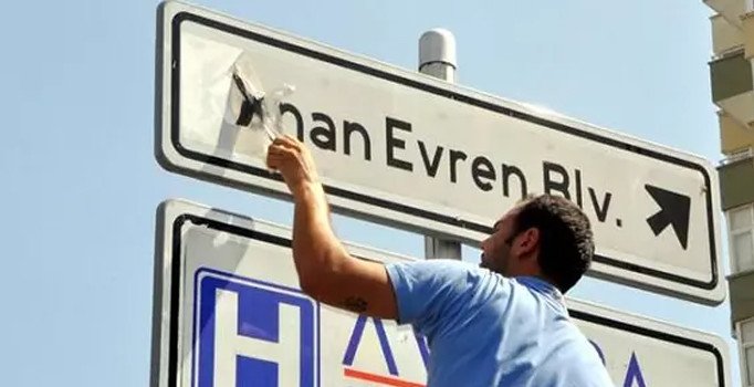 İzmir'de Kenan Evren'in ismi cadde ve sokaklardan kaldırıldı