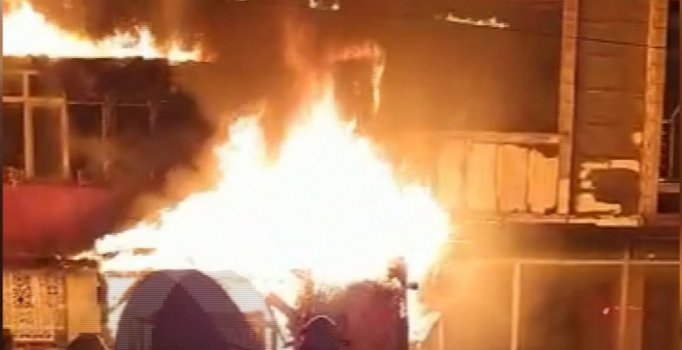 Arnavutköy'de 4 katlı binanın giriş katında yangın